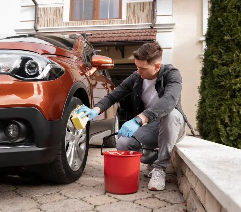 Lavage auto à domicile Sainte-Foy-d'Aigrefeuille : professionnel intervenant sur un véhicule